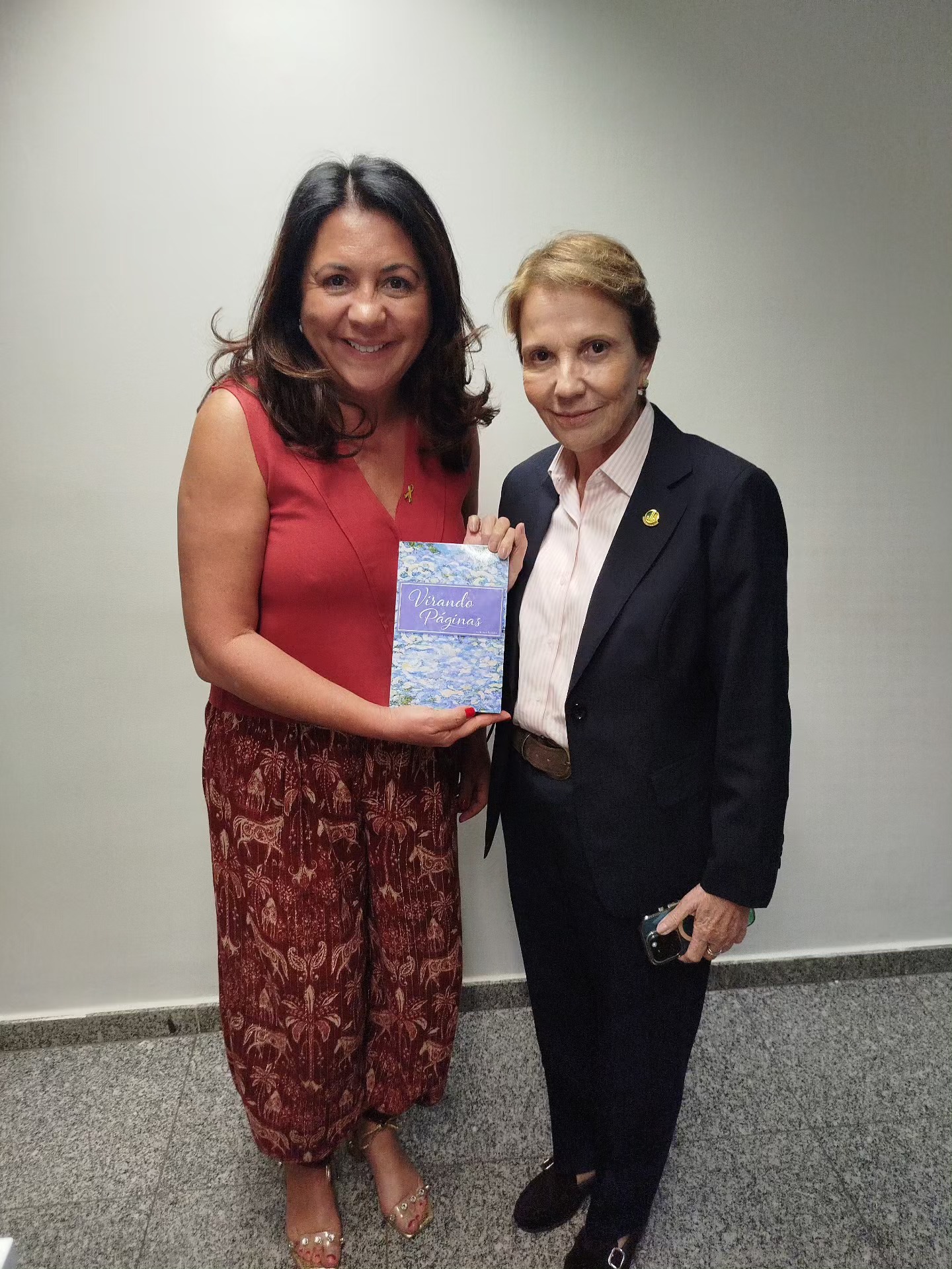Andréa com livro Virando Páginas